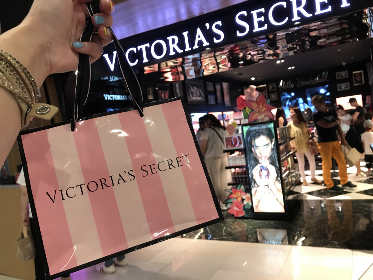 本格派ま！ Victoria's Secret パスポートケース